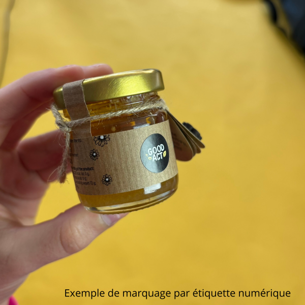 Exemple de marquage du pot de miel avec étiquette numérique du logo Good Act