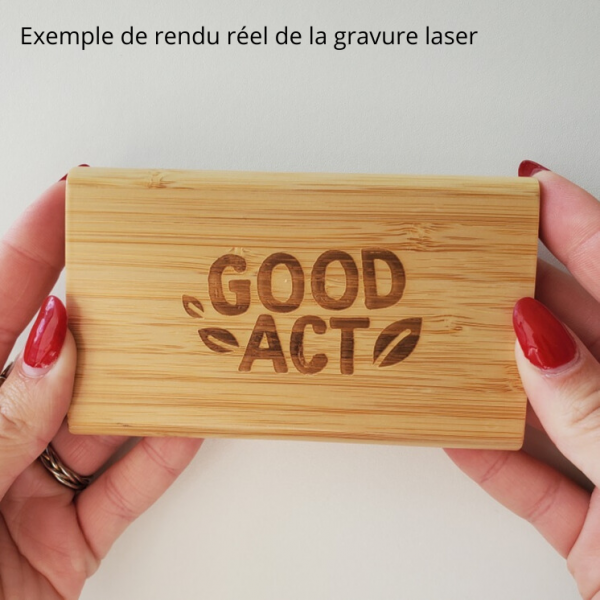 Exemple de rendu réel de la personnalisation par gravure laser sur bambou avec logo Good Act