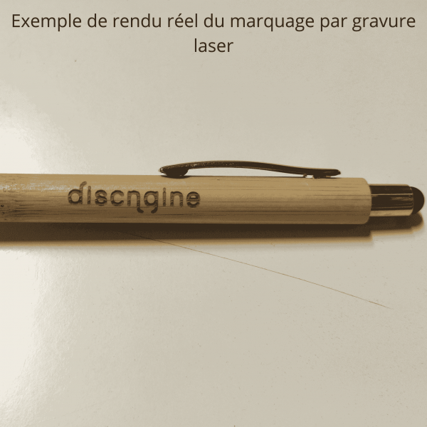 Exemple de rendu réel du marquage par gravure laser sur un stylo en bambou