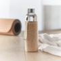 Gourde publicitaire en verre personnalisé avec pochette en toile de jute