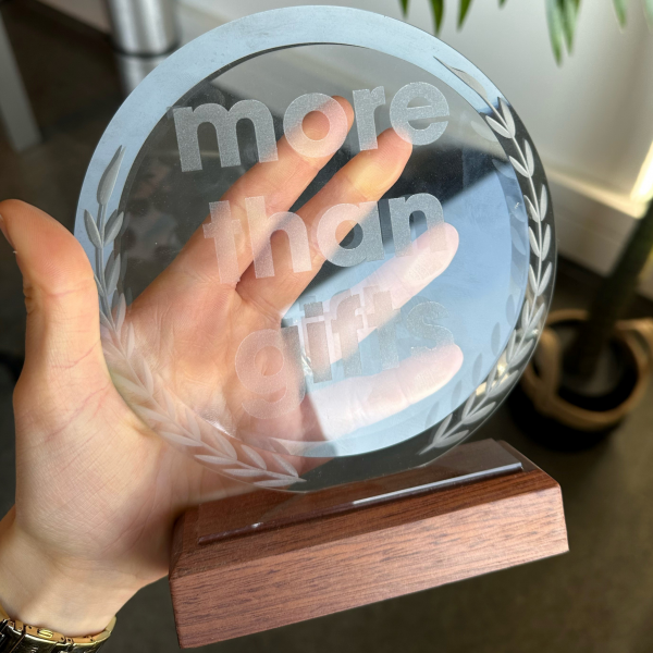 Exemple de marquage en gravure laser sur un trophée