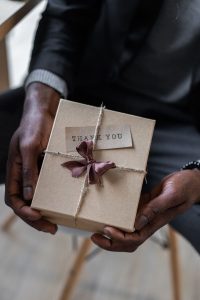 Image d'une personne recevant une carte cadeau