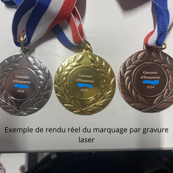 Exemple de rendu réel du marquage par gravure laser sur des médailles.