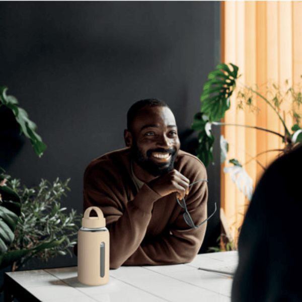 Bourde en verre personnalisée avec pochette en silicone - 600 ml